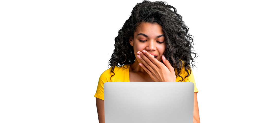 Mujer sorprendida por encontrar lo que buscaba en el mapa del sitio web