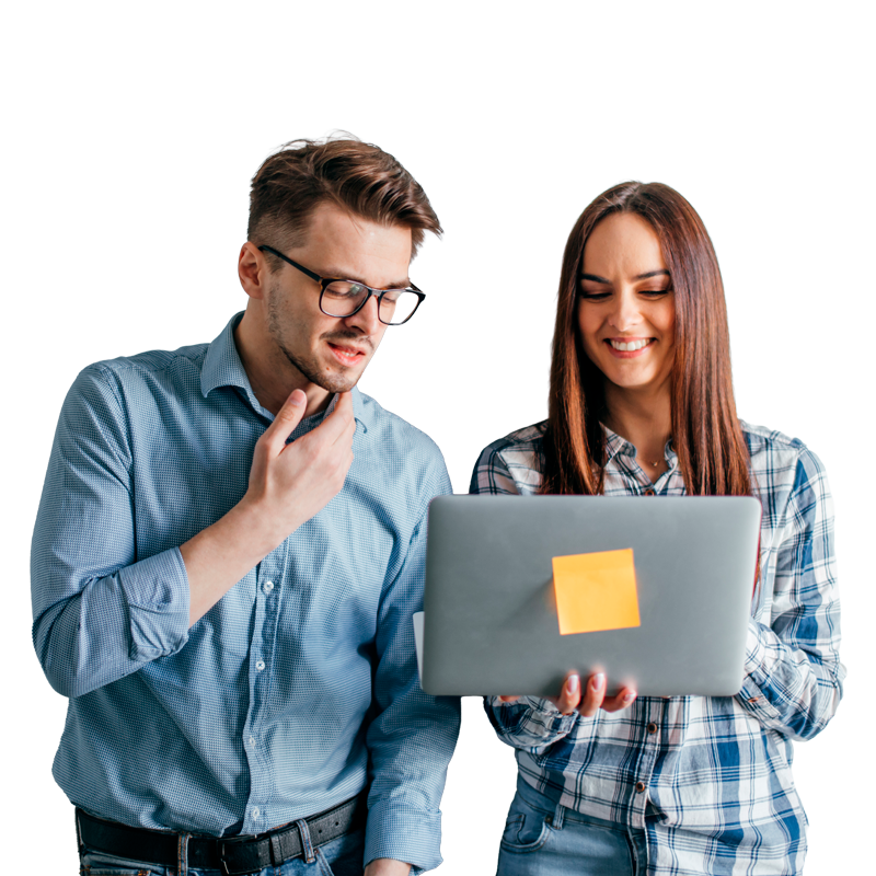 Compañeros consultan en su portátil cómo registrar un dominio y contratar un Hosting barato en un solo paso