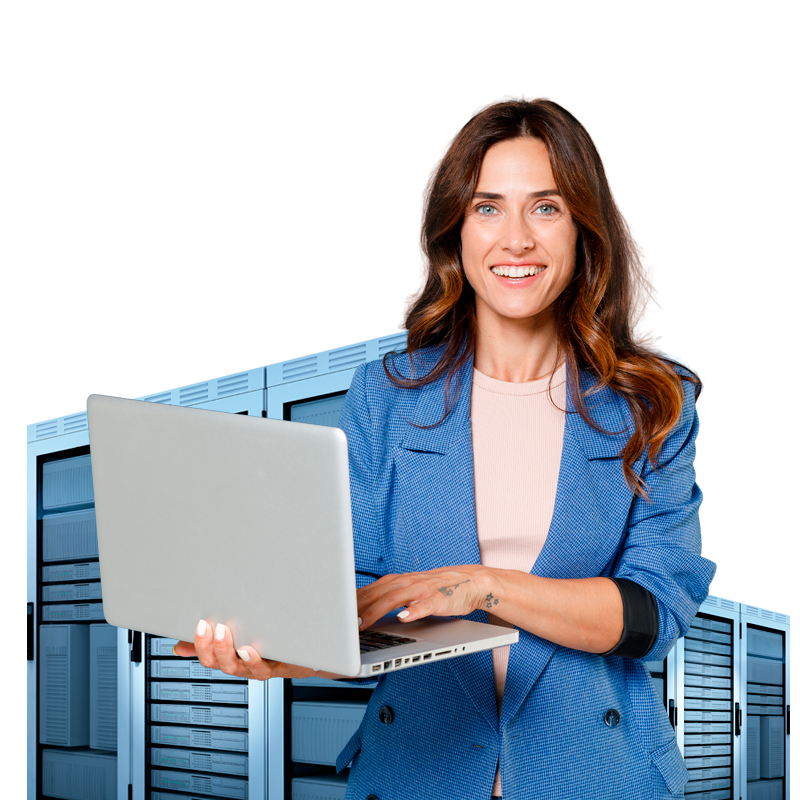 Chica contenta busca en su portátil el hosting más barato de España