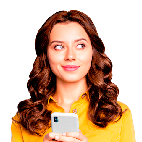 Mujer satisfecha al ver las opiniones sobre su negocio con Alta en Directorios de Piensa Solutions