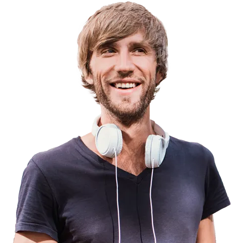 Hombre que sonríe por poder registrar uno de los dominios más populares: .com