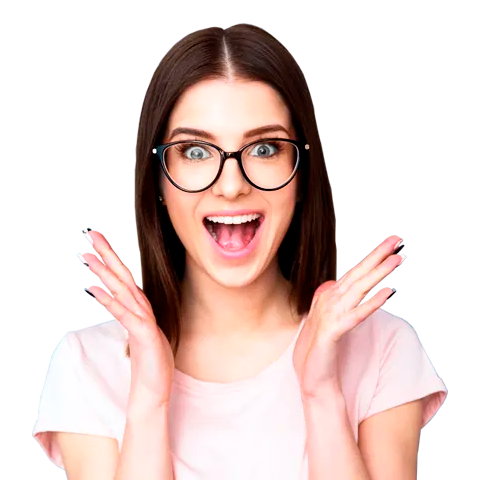 Mujer feliz por poder registrar dominios gratis en Piensa Solutions