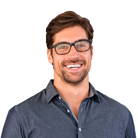 Hombre contento porque puede crear su propia página web sin complicaciones y muy económica