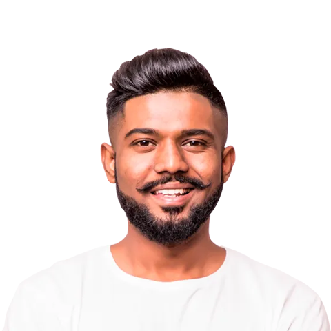 Hombre satisfecho porque puede subir posiciones en buscadores con ayuda de la IA