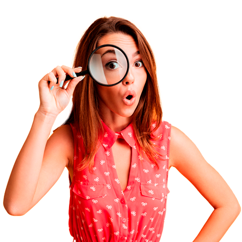 Mujer que busca con lupa todas las promociones que tiene Piensa Solutions