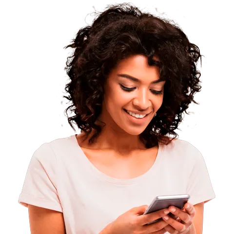 Mujer que consulta su móvil con tranquilidad porque protege sus dispositivos con Workingsafe