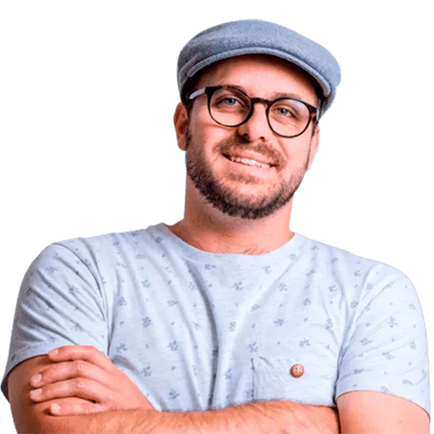 Hombre contento por poder crear una web sencilla, sin complicaciones y barata