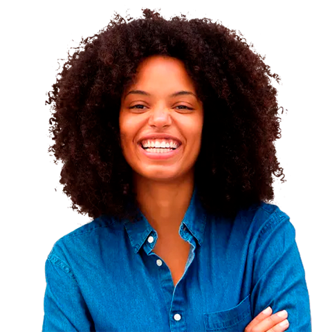 Mujer contenta por aprender con los webinars gratis de Piensa Solutions