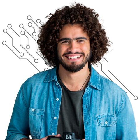 Hombre contento contratar gratis Hosting para WP