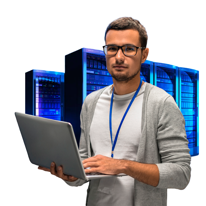 Técnico de IT con su portátil en un centro de datos en España