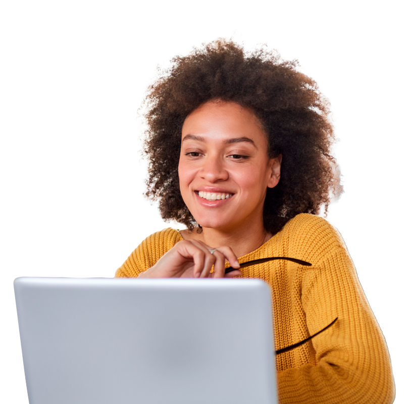 Chica interesada en lo que pone en su portátil sobre los sistemas operativos de VPS